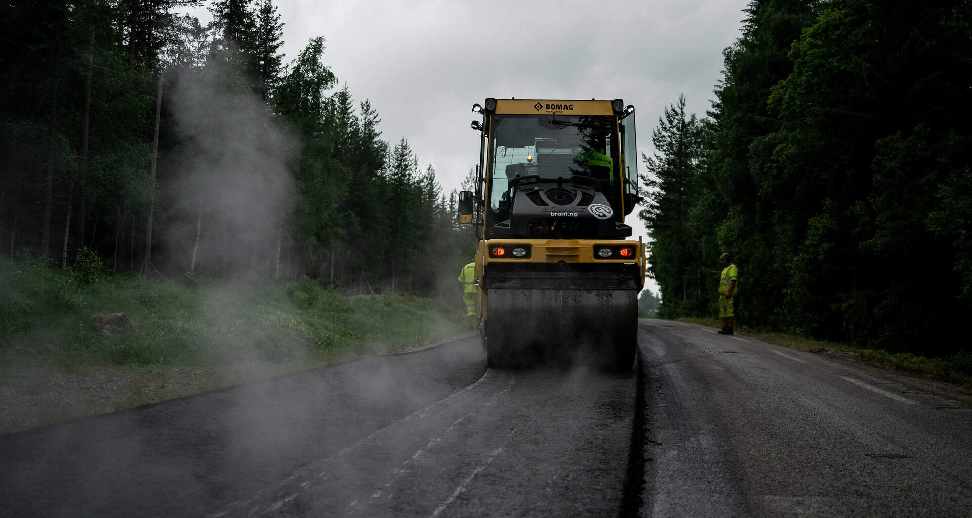 Legging av ny, varm asfalt. Foto