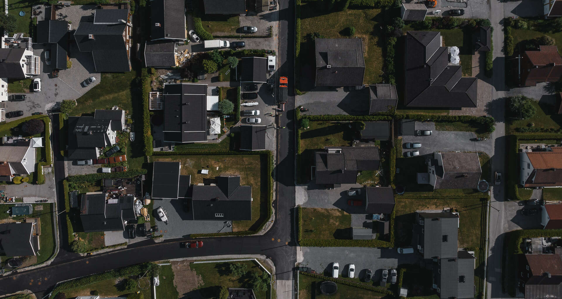 Fugleperspektiv av legging av asfalt i boligområde. Foto